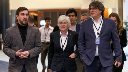 Los eurodiputados catalanes Antoni Comín, Clara Ponsatí y Carles Puigdemont, en el Parlamento Europeo el 29 de marzo.