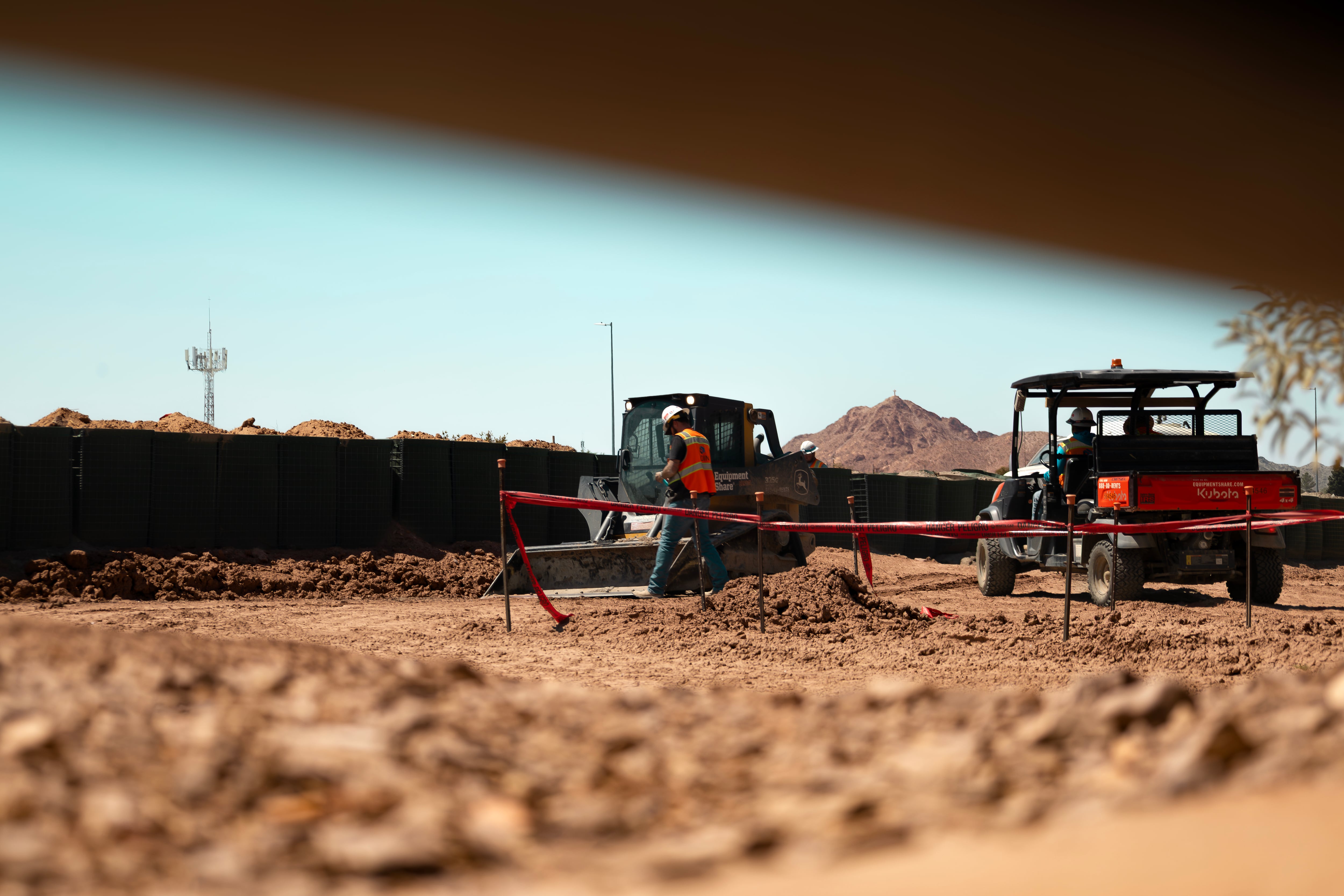 Trabajadores continúan la construcción en el lado de Juárez de la zona fronteriza.