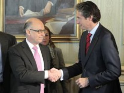 El ministro de Hacienda y Administraciones P&uacute;blicas, Crist&oacute;bal Montoro, saluda al presidente de la Federaci&oacute;n Espa&ntilde;ola de Municipios y Provincias (FEMP) y alcalde de Santander, &Iacute;&ntilde;igo de la Serna.