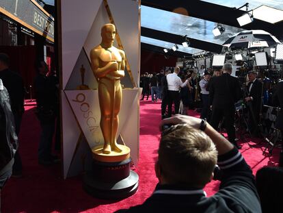 Fotógrafos listos para cubrir la alfombra roja de los Oscar 2018.