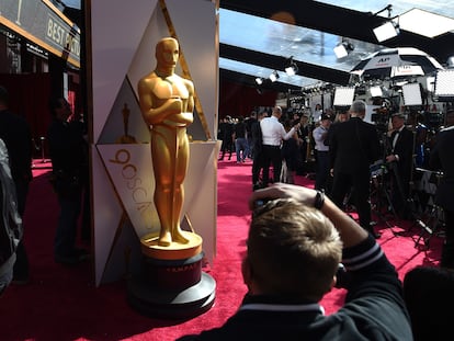 Fotógrafos listos para cubrir la alfombra roja de los Oscar 2018.