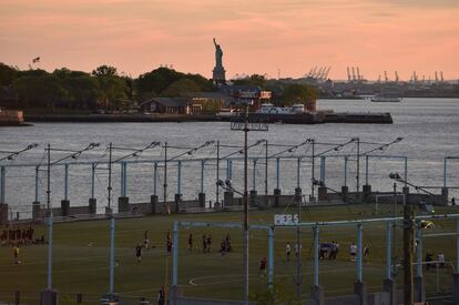 Campo de futebol no Brooklyn Bridge Park de Nova York em frente à Estátua da Liberdade.