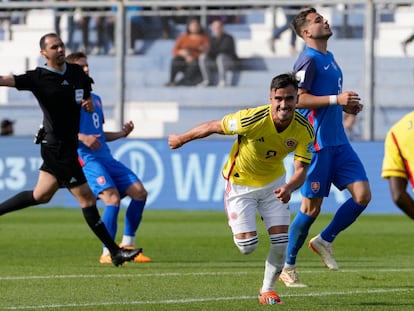 Tomás Ángel celebra el tercer gol de Colombia frente a Eslovaquia en el cruce de octavos de final del Mundial juvenil de Argentina, en el estadio de San Juan.