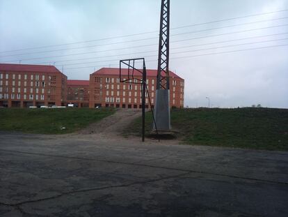 En Villaverde, la pista de baloncesto del polideportivo parece fantasma. No hay red y la pista está rota. El portavoz municipal de UPyD ha ido enseñando estas fotos a la oposición, que ha clamado contra él por mostrar "solo lo malo".