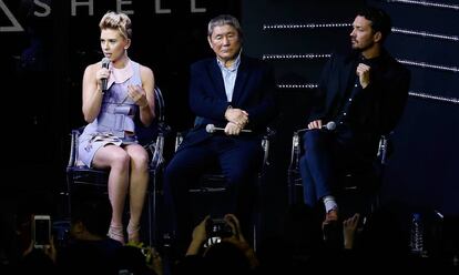 Scarlett Johansson, Takeshi Kitano y Rupert Sanders en la presentación del tráiler en Tokio.