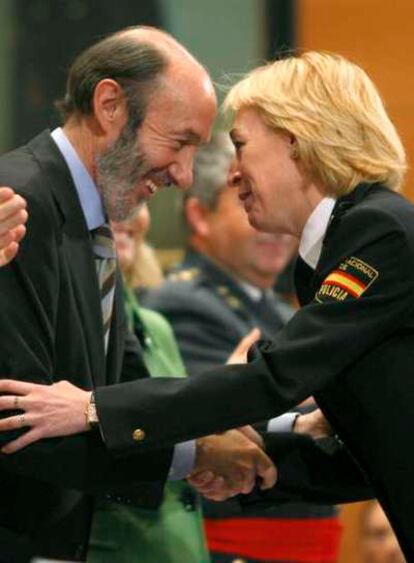 El ministro del Interior, Alfredo Pérez Rubalcaba, saluda a Ana María Marcos, jefa del Cuerpo de Inteligencia contra el Crimen Organizado.