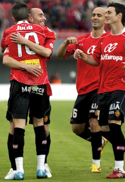 Los jugadores del Mallorca celebran el gol de Julio Álvarez.