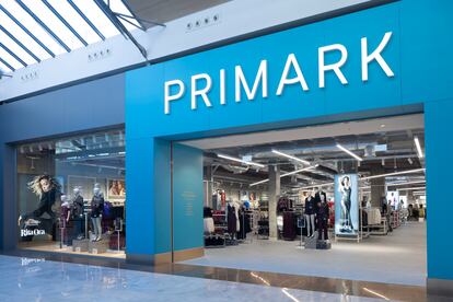 Entrada a la nueva tienda de Primark en el centro comercial Westfield Parquesur, donde se ha trasladado desde un punto de venta más pequeño.