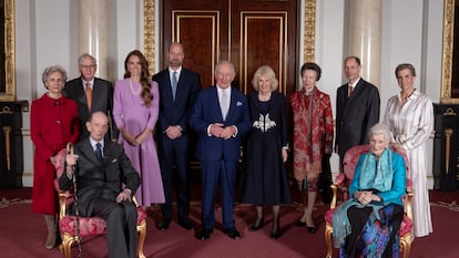 Duques de Gloucester, príncipes de Gales, princesa Ana y los duques de Edimburgo; duque de Kent y la princesa Alexandra
