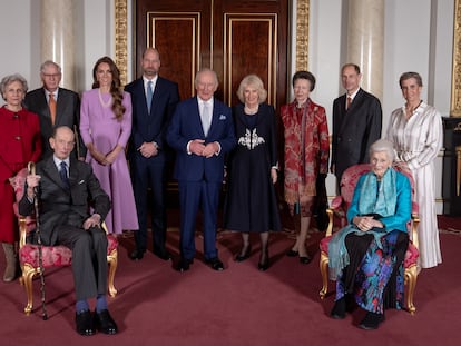 Duques de Gloucester, príncipes de Gales, princesa Ana y los duques de Edimburgo; duque de Kent y la princesa Alexandra