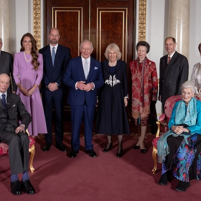 Duques de Gloucester, príncipes de Gales, princesa Ana y los duques de Edimburgo; duque de Kent y la princesa Alexandra