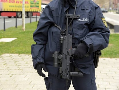 Un agente de la policía alemana realiza labores de vigilancia en Mannheim el pasado marzo.