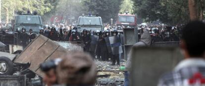 Manifestantes hacen frente a la policía en la calle que conduce a la sede del Ministerio del Interior, cerca de Tahrir.