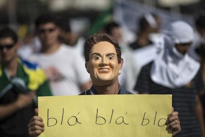 Un manifestante con una m&aacute;scara de Rousseff critica los mensajes de esta en Belo Horizonte.