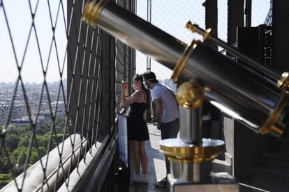 Varios turistas en la Torre Eiffel, en París.