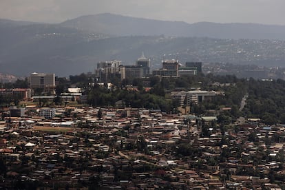 La Green City Kigali se alzará en una de las múltiples colinas que circundan la capital, como las de la foto. La que acogerá la nueva ciudad se llama Kinyinya y está a unos 15 kilómetros del centro.