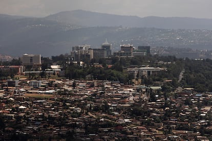 La Green City Kigali se alzará en una de las múltiples colinas que circundan la capital, como las de la foto. La que acogerá la nueva ciudad se llama Kinyinya y está a unos 15 kilómetros del centro.