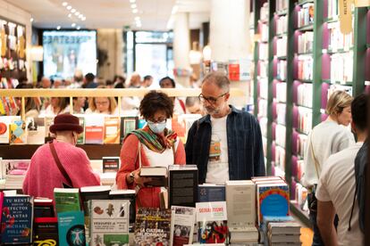 Varias personas buscan libros en una librería de Barcelona.
