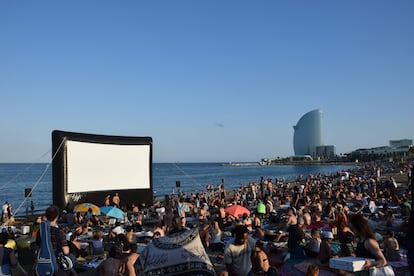 Cinema Lliure a la Platja en la Barceloneta (Barcelona).