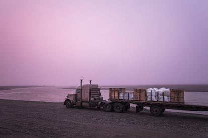 Un camión hace un alto en el camino junto a la orilla de el río Sag River, junto a la autopista Dalton, cerca de Deadhorse en Alaska (EE.UU.).