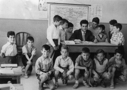 Una clase del Colegio Nacional (Las Escuelas), en 1960. Julio Galocha, rubio y vestido con un chaleco, está agachado en el suelo (el segundo por la derecha). "Menudo madrileño estaba hecho", cuenta su esposa Vicenta Gómez Iniesta, en el testimonio recogido por el archivo fotográfico de Aravaca.