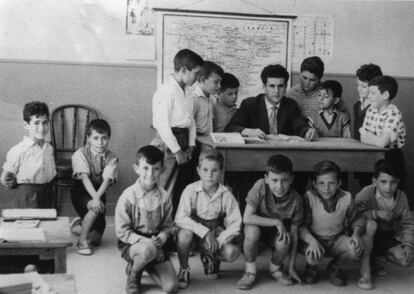 Una clase del Colegio Nacional (Las Escuelas), en 1960. Julio Galocha, rubio y vestido con un chaleco, est&aacute; agachado en el suelo (el segundo por la derecha). &quot;Menudo madrile&ntilde;o estaba hecho&quot;, cuenta su esposa Vicenta G&oacute;mez Iniesta, en el testimonio recogido por el archivo fotogr&aacute;fico de Aravaca.