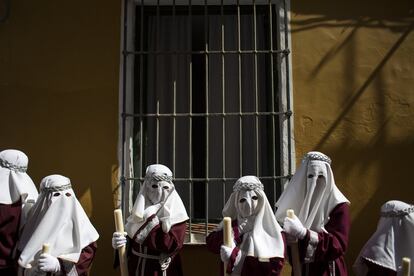 Algunos penitentes toman parte en la procesión de la cofradía de 'los Gitanos' el 10 de abril de 2017, en Málaga.