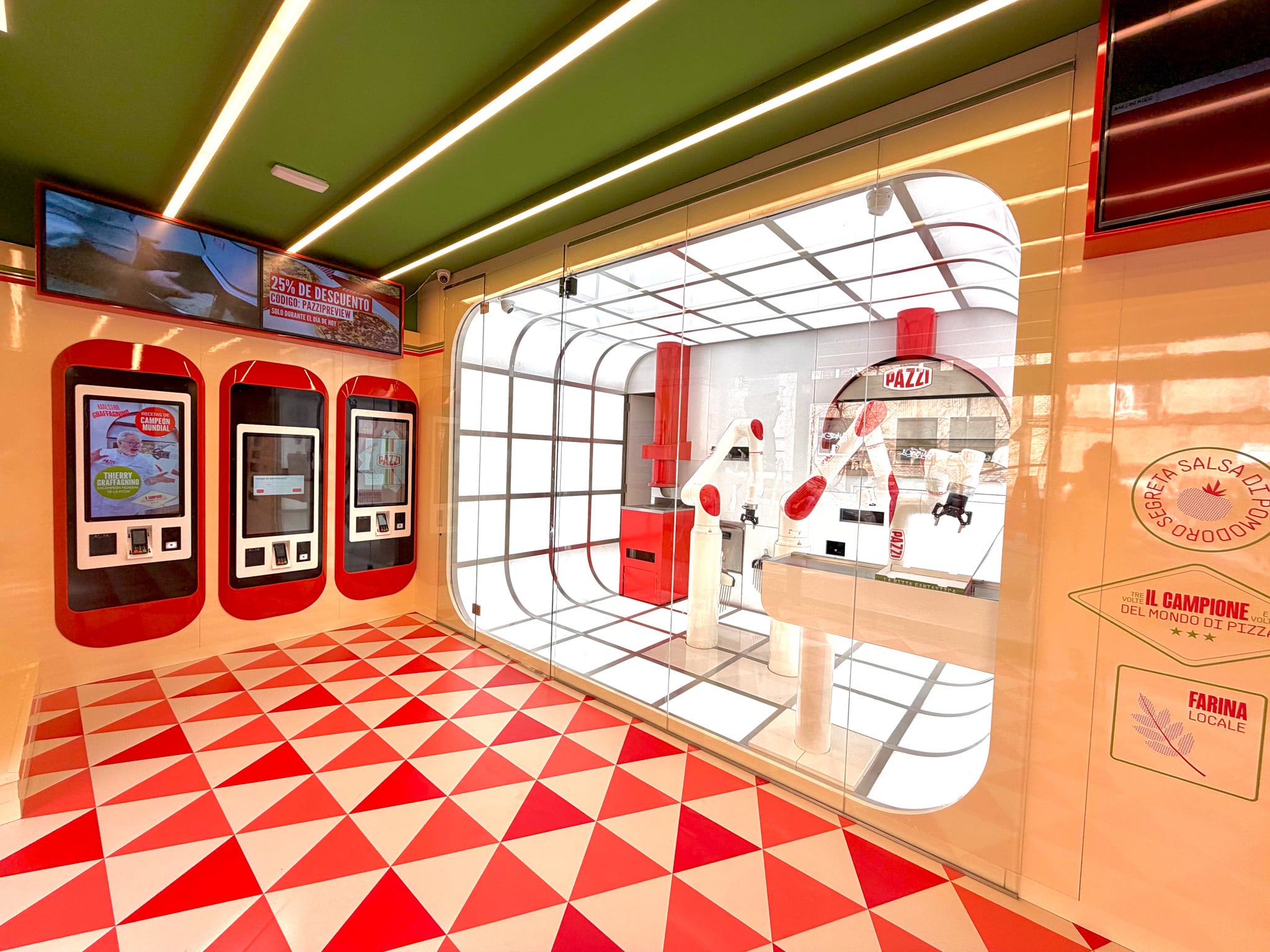 Pazzi, el local retrofuturista de Madrid donde las pizzas las cocina y las sirve un robot