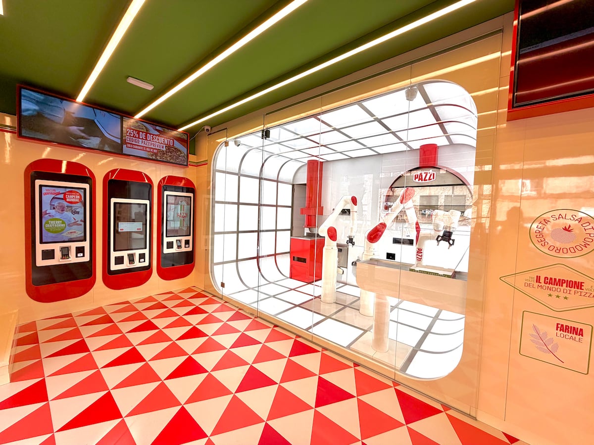 Pazzi, el local retrofuturista de Madrid donde las pizzas las cocina y las sirve un robot