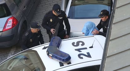 Monserrat Domínguez es trasladada al juzgado.