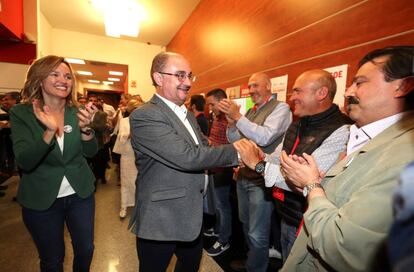 Javier Lambán, candidato a presidente del Gobierno de Aragón, y Pilar Alegría , candidata a la alcaldía de Zaragoza, celebran la victoria de su partido en Aragón.