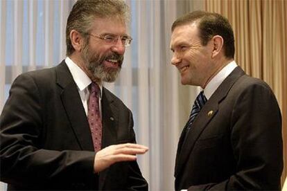 El líder del Sinn Fein, Gerry Adams, junto al <i>lehendakari,</i> Juan José Ibarretxe, ayer en Vitoria.
