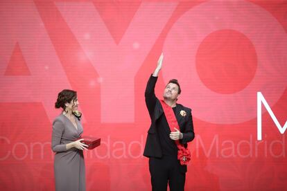 Isabel Díaz Ayuso condecora al cantante Dani Martín, durante la ceremonia de entrega de medallas y condecoraciones de la Orden del Dos de Mayo.