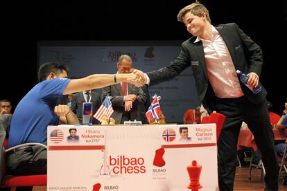 Saludo inicial entre Nakamura y Carlsen, ayer en Bilbao