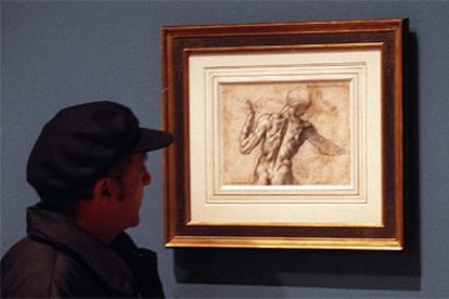 Un visitante contempla un estudio del cuerpo humano realizado por Miguel Ángel.
