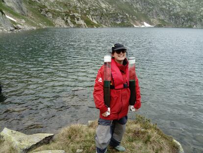 La investigadora Elena Fagín, con las muestras de fango del lago Redon.