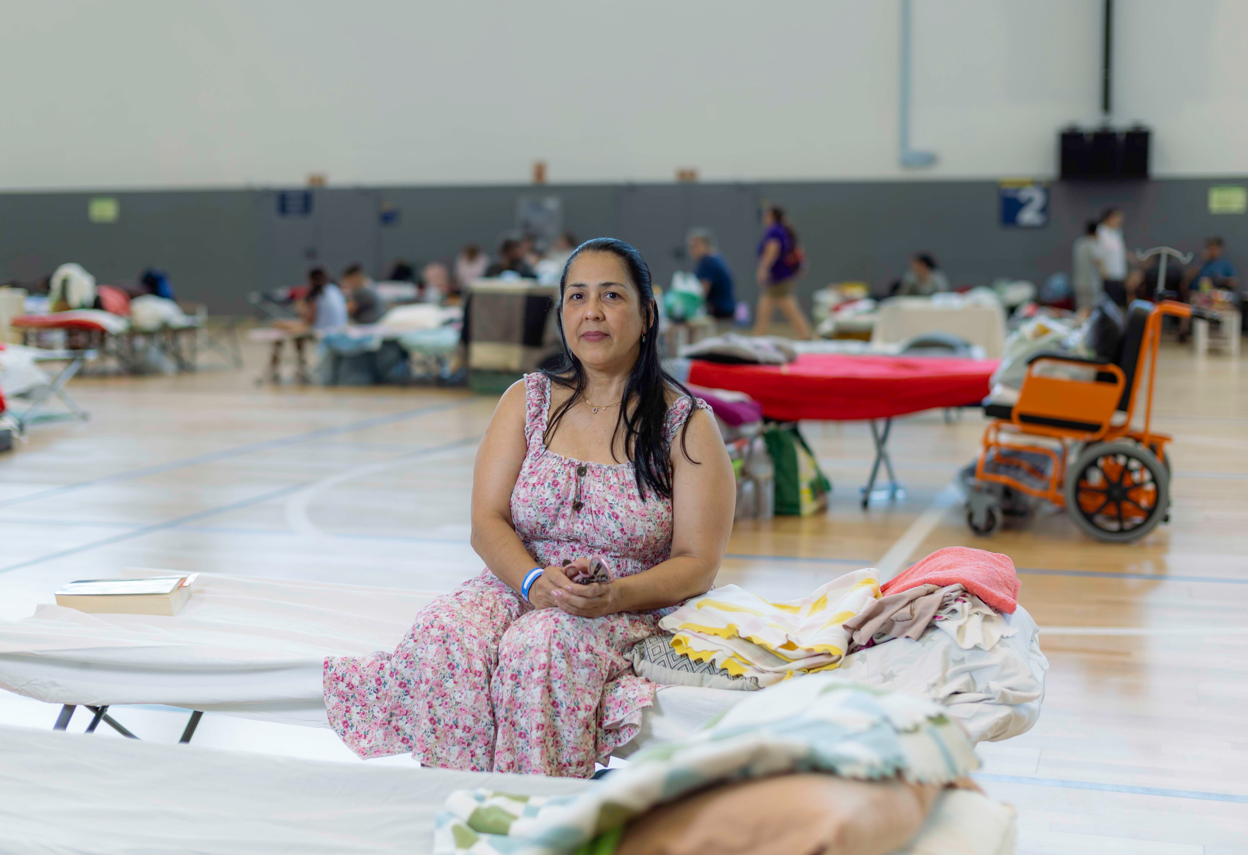 Glenys Rodriguez, este martes en el polideportivo La Marazuela de Las Rozas (Madrid) tras ser evacuada.