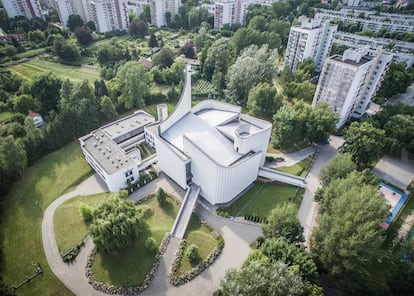 <strong>El fuerte católico</strong>. Iglesia de Nuestra Señora de Fátima, en Cracovia. La construcción está ubicada en una antigua fortificación, de ahí que los creyentes accedan a la iglesia por unas pasarelas que recuerdan a los puentes levadizos de la antigua edificación. |