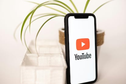 Teléfon Android con logo de YouTube