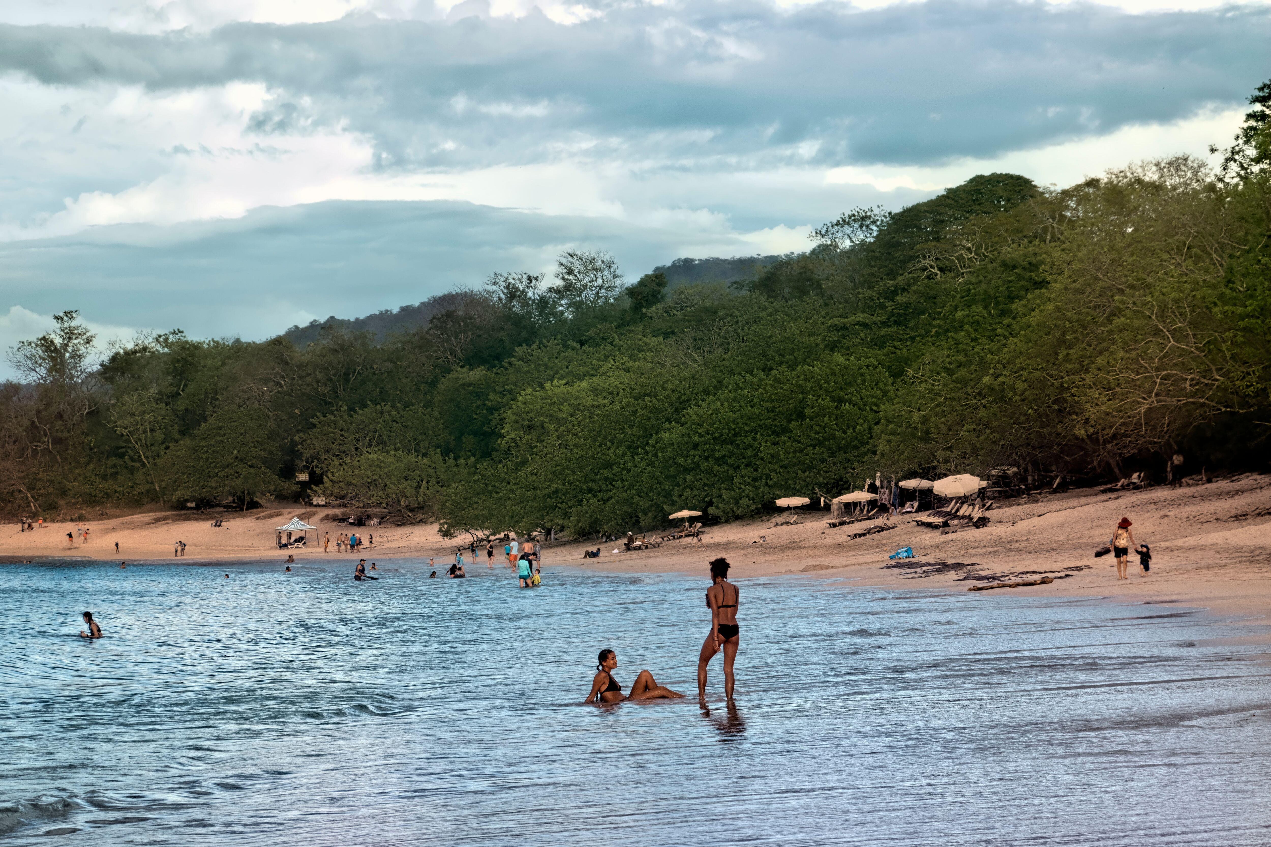 Gente disfrutando de la Playa Conchal en Guanacaste, Costa Rica