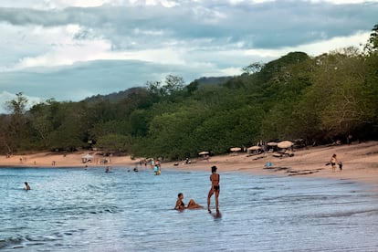 Gente disfrutando de la Playa Conchal en Guanacaste, Costa Rica