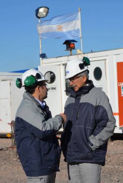 Fotografía cedida por YPF, que muestra a los presidentes de YPF, Miguel Galuccio (i), y de la filial para América Latina y África de Chevron, Ali Moshiri (d), durante su visita a Vaca Muerta (Argentina).