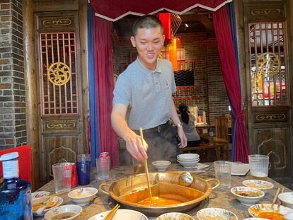 Yuzhou Jin revolviendo el Hot Pot en el Restaurante Xiaolongkan.