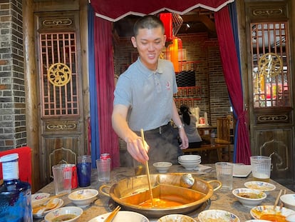 Yuzhou Jin revolviendo el Hot Pot en el Restaurante Xiaolongkan.