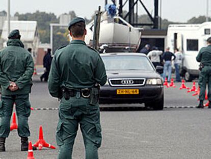 Cumbre de Barcelona: Efectivos de la Guardia Civil vigilando la frontera francesa en Le Perthus. PLANO GENERAL - ESCENA