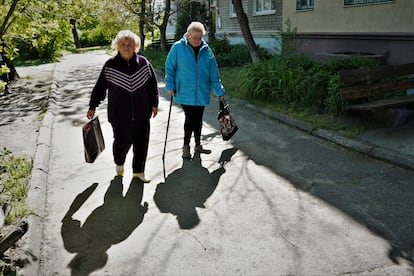 Raisa Stnelcova, de 80 años, y Nadia Suslova, 72 años, dos vecinas de Nikopol, en la provincia de Dnipropetrovsk.