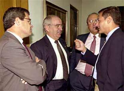 Chozas (a la derecha) conversa con Jiménez Aguilar (segundo por la izquierda) momentos antes de la reunión.