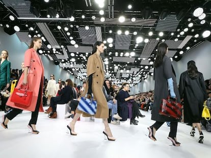 Un momento del desfile de Raf Simons para Christian Dior en Par&iacute;s. 