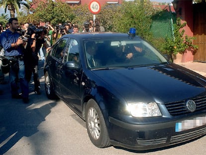 La tercera fase de la Operación Malaya se ha saldado hasta el momento con 11 detenciones, entre las que destacan la de Maite Zaldívar, ex mujer del ex alcalde de Marbella Julián Muñoz, por un presunto delito de blanqueo de dinero. En la foto, un coche de la policía traslada a Zaldívar a dependencias policiales, después de que se realizara un registro pormenorizado de su domicilio en la localidad malagueña.