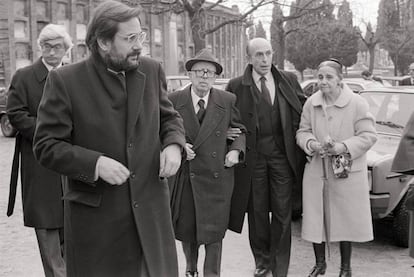 Javier Solana, ministro de Cultura (en primer término), Dámaso Alonso y Jaime Salinas, en el entierro de Vicente Aleixandre, en 1984.